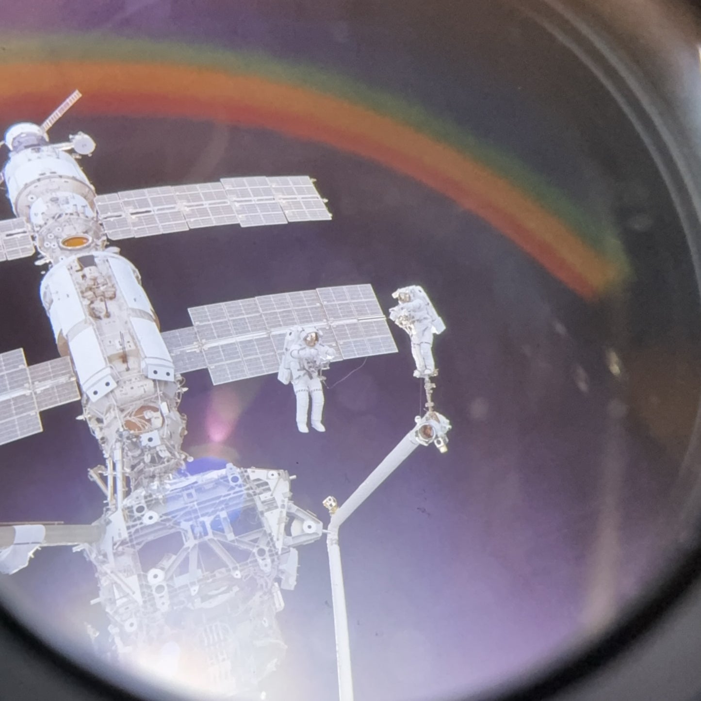 IMAX screening film, IMAX film cell-Scene1 two astronauts outside space station -FILMDONGDONG