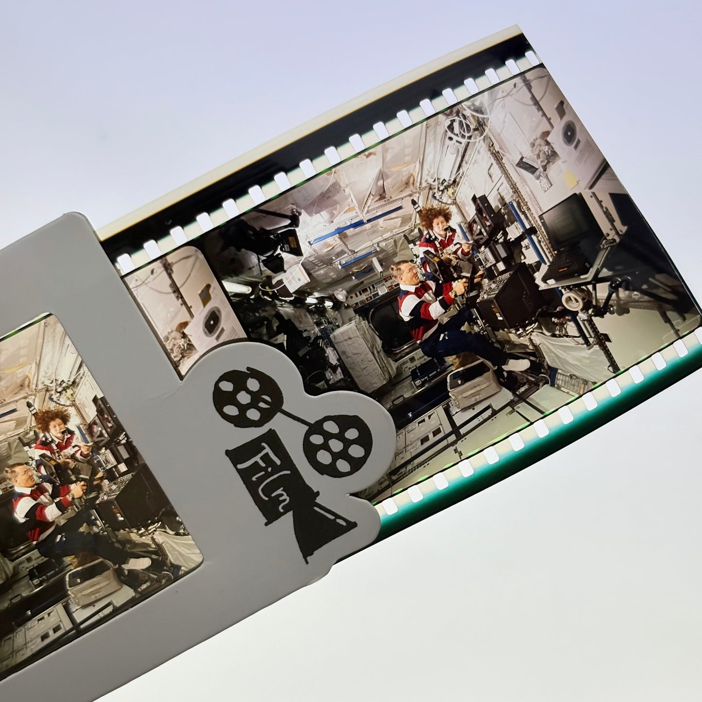 Space Station IMAX screening film, IMAX film cell scene-scene6 two scientists-FILMDONGDONG